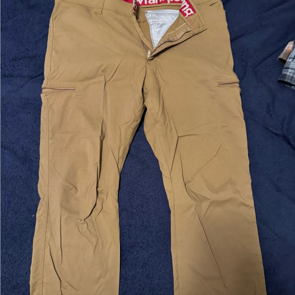 Wrangler Men's Cargo Pants in Tan